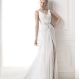 Wedding dress from the FASHION collection from Pronovias with a slit