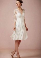 Straight short dress with lace sleeves