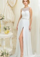 The wedding dress with a slit is not magnificent