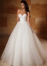 A magnificent wedding dress from the collection of Crystal Desing 2014