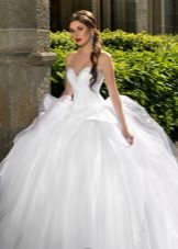 Wedding dress in the style of a princess