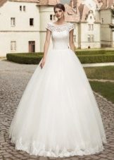 Magnificent wedding dress with short sleeves