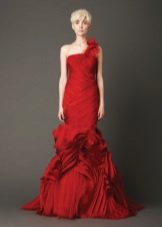 Red wedding dress from Vera Wong with frills