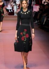 Czarna sukienka z różami Dolce & Gabbana