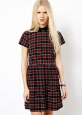 Short dress in a red and black tartan (tartan) with a black collar