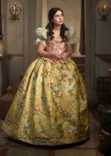 Yellow dress baroque