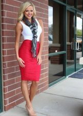 Red pencil skirt in combination with a white T-shirt and neck scarf