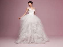 Magnificent fashionable wedding dress