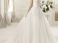 Magnificent wedding dress with bulk flowers