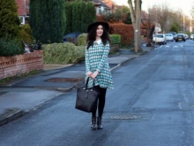 Medium long-sleeved dress in a light green plaid (tartan) with a white collar