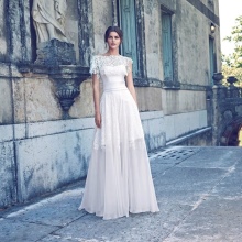 Wedding dress from Giuseppe Papini is simple