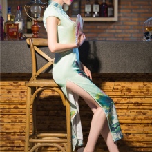 Cheongsam ruha egy résszel