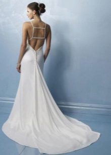 Interlacing on the back of the wedding dress