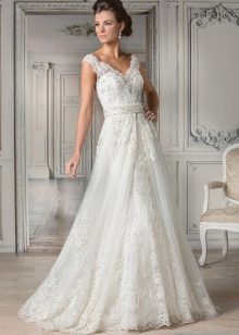 Wedding dress with elegant straps