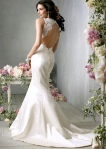 Wedding dress with a cut to the waist