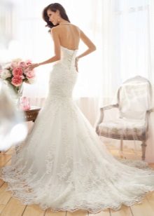 Wedding dress with neckline above the waist