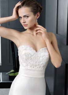 Lace bodice on a wedding dress