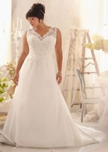 Simple wedding dress for full brides