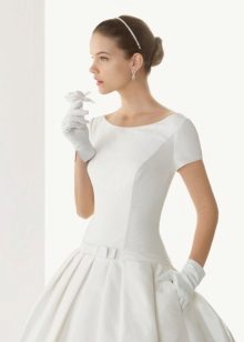 Wedding dress with short gloves