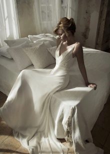 Wedding dress with an elegant cut