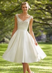 Wedding dress with a fluffy and tight skirt