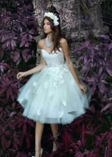 Accessories for a short magnificent wedding dress