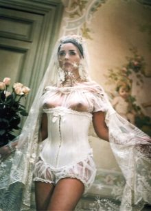 Wedding dress candid Monica Beluchi