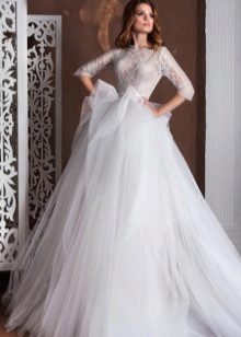 Magnificent wedding dress with lace sleeves