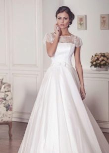 Fluffy wedding dress with short lace sleeves