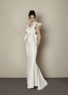 Wedding dress with a volume sleeve for a figure a pear