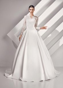 Closed wedding dress magnificent of the Cupid collection