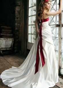 Hairstyle to white and red wedding dress