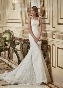 Elegant lace wedding dress with straps