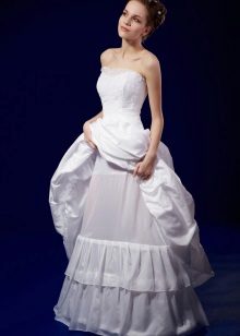 Wedding dress with crinoline on soft rings