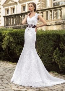 Wedding dress with appliqué on the belt