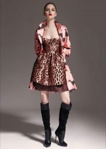 Trenchcoat for leopard dress