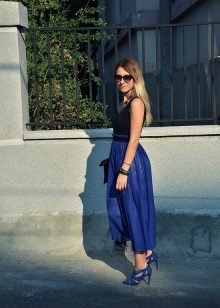 Blue sandals to a dark blue dress