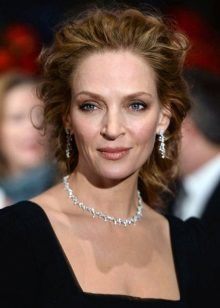 Uma Thurman gyémánt nyakláncban és ruhában Chanel stílusában