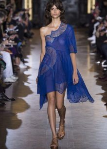 Blue dress-net on one shoulder