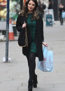 Dress in a dark green tartan (tartan) in combination with a black coat and labutenes