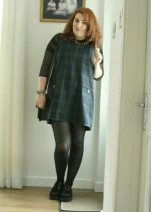 Dress in a dark green tartan (tartan) for full girls