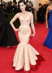 Dita Von Teese homokóra figurával