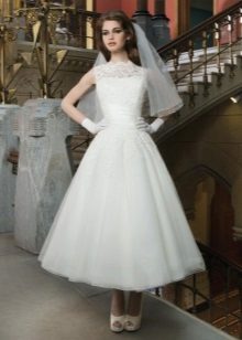 Wedding dress in the style of the 60s of lace and tulle