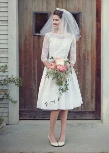 Wedding dress in the style of the 60s of lace and satin