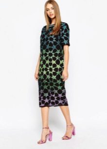 Dress of medium length with an abstract pattern in the style of the 60s