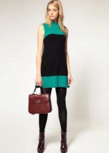 Short two-tone A-line dress in the style of the 60s in combination with coarse boots