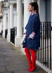 Red tights for a blue dress