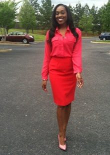 Red pencil skirt in combination with pink pumps and a red shirt