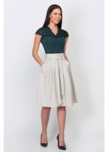 mid-length skirt with pockets