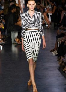 tight skirt with straight stripes